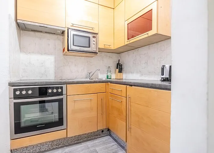 Comfy 1br Aprt, In With Great Amenities *