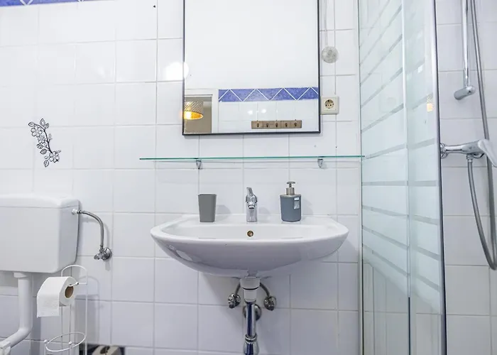 Comfy 1br Aprt, In With Great Amenities *